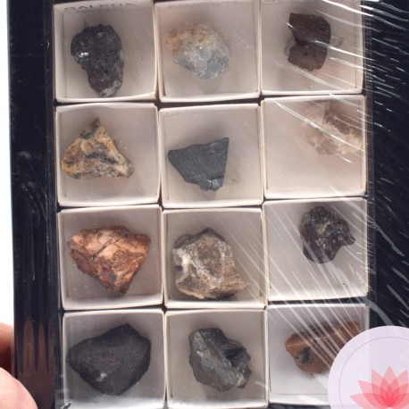 Conjunto, una colección de rocas, minerales en la caja Fotografía